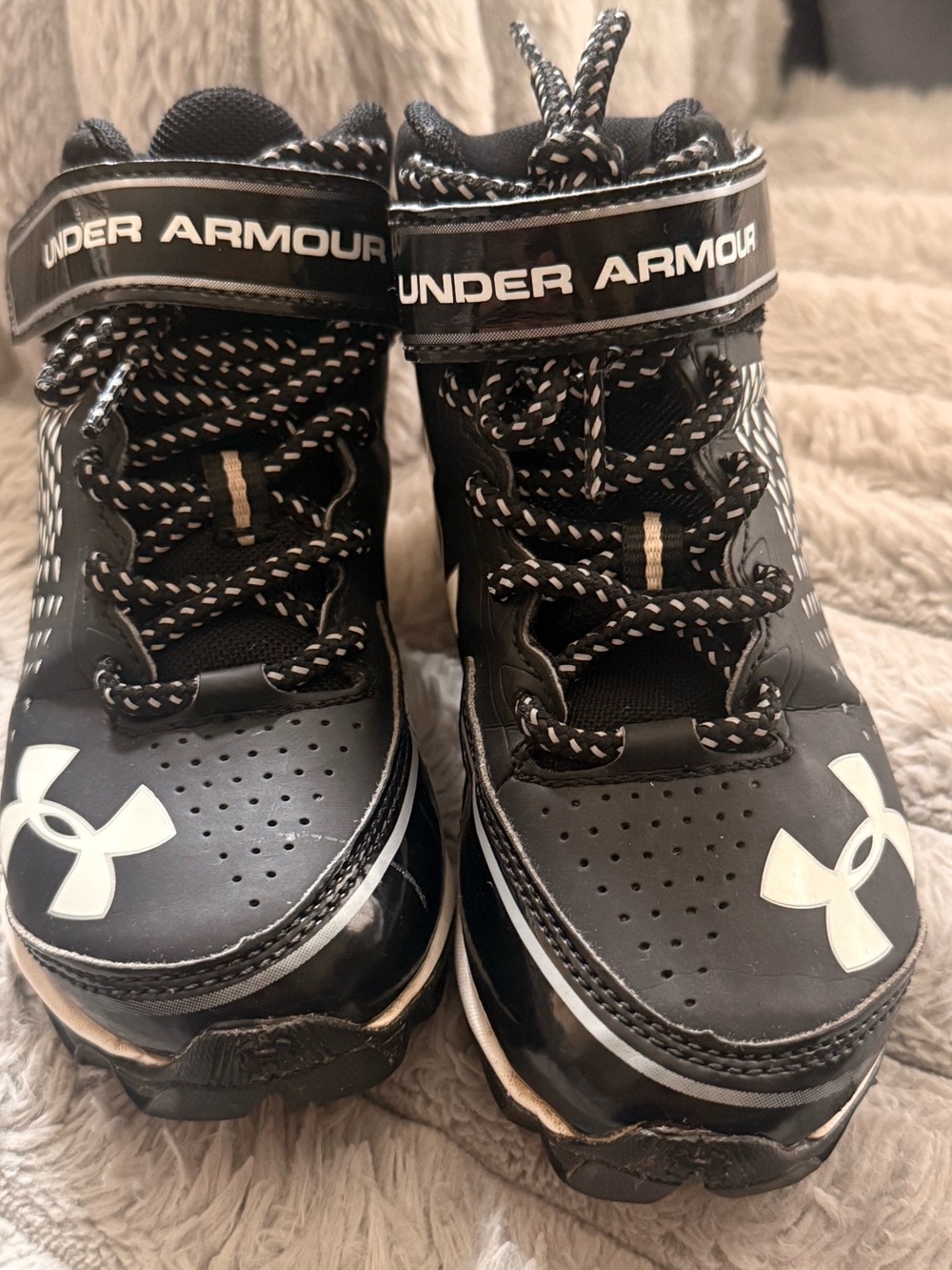 Kid’s Under Armour Black & White Football Pro Sport Cleats size: 13K